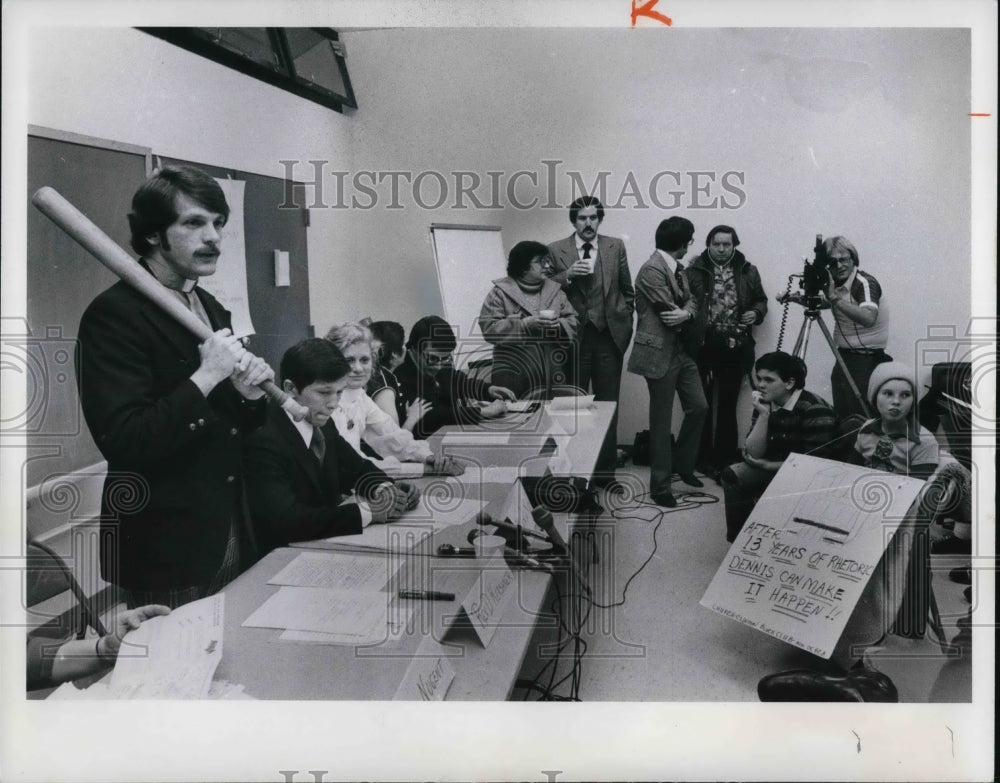 1978 Press Photo Reverend Dan Kershner at a Near West Side Committee meeting - Historic Images