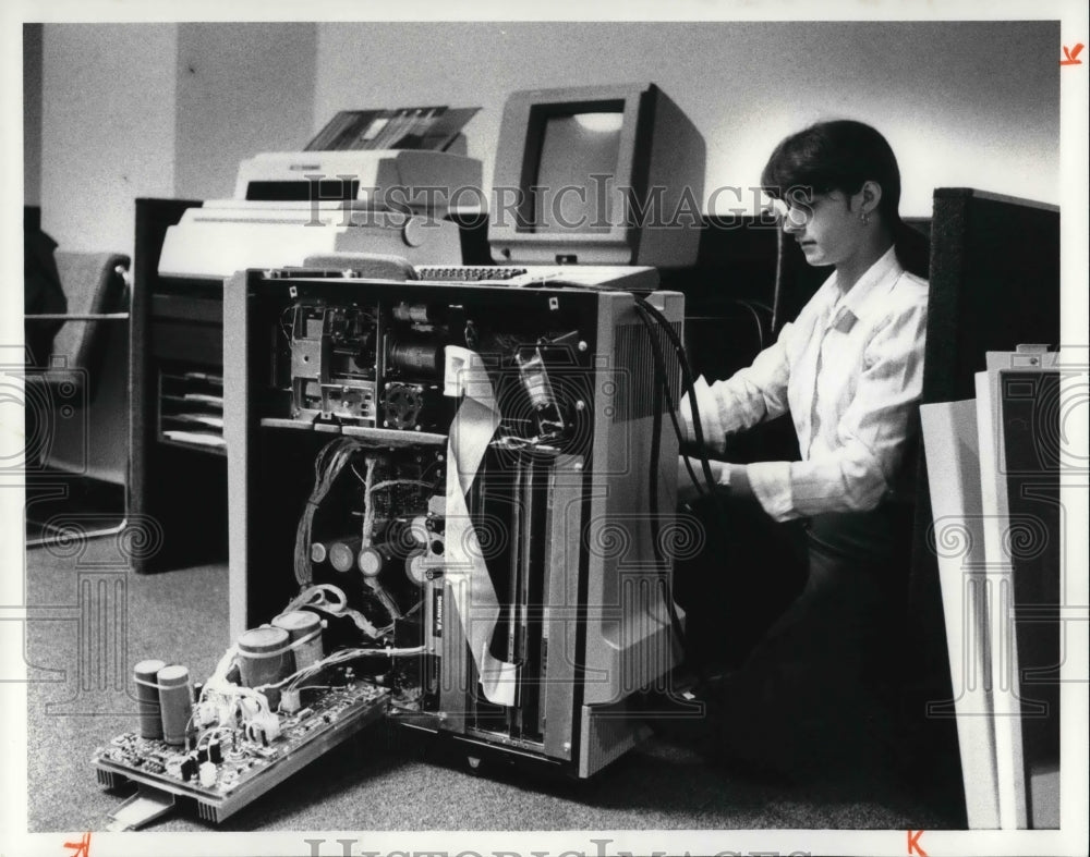 1981 Press Photo Barbara Kesckes, xerox repair person - Historic Images