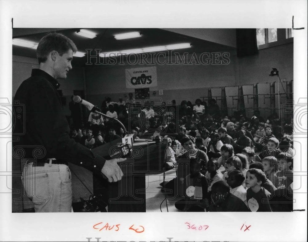 1991 Press Photo Steve Kerr at Brooklawn Elementary School gym - cva23818 - Historic Images