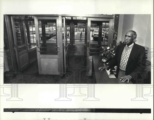 1983 Press Photo Severance doorman,Steven N. Kenney is retiring after 50 years. - Historic Images