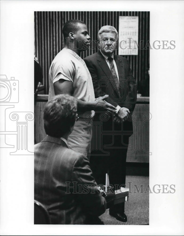 1989 Press Photo Kevin Mack in court with lawyer Gerald S. Gold - Historic Images