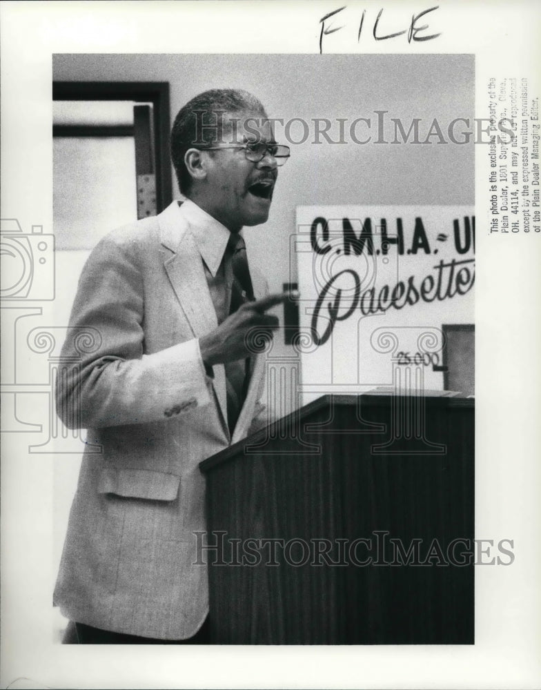 1988 Press Photo Frank Kid speaks to CMHA committee members - Historic Images