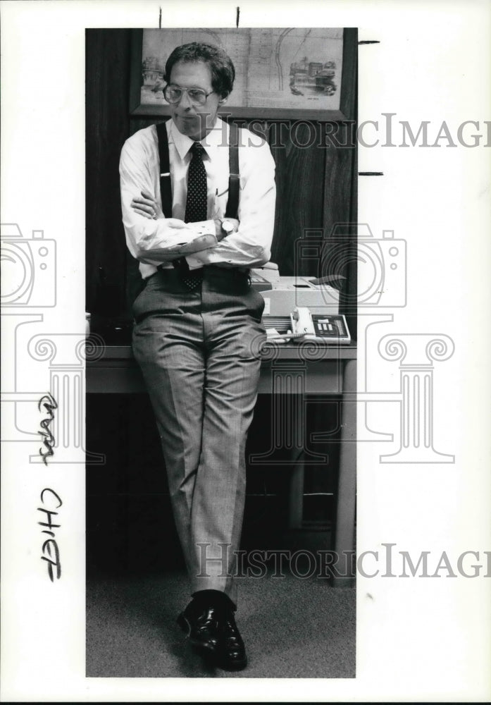 1990 Press Photo Elyria Mayor Michael B. Keyes With Arms Folded - cva23946 - Historic Images