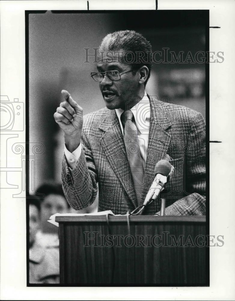 1988 Press Photo Frank Kidd, chairman of the Central Advisory Council - Historic Images