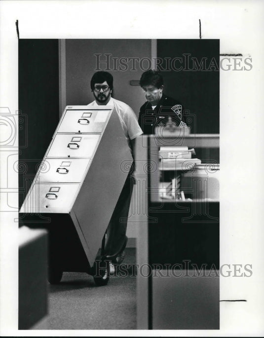 1989 Press Photo William M Kiely Asst. Auditor of State at the office of NOACA. - Historic Images