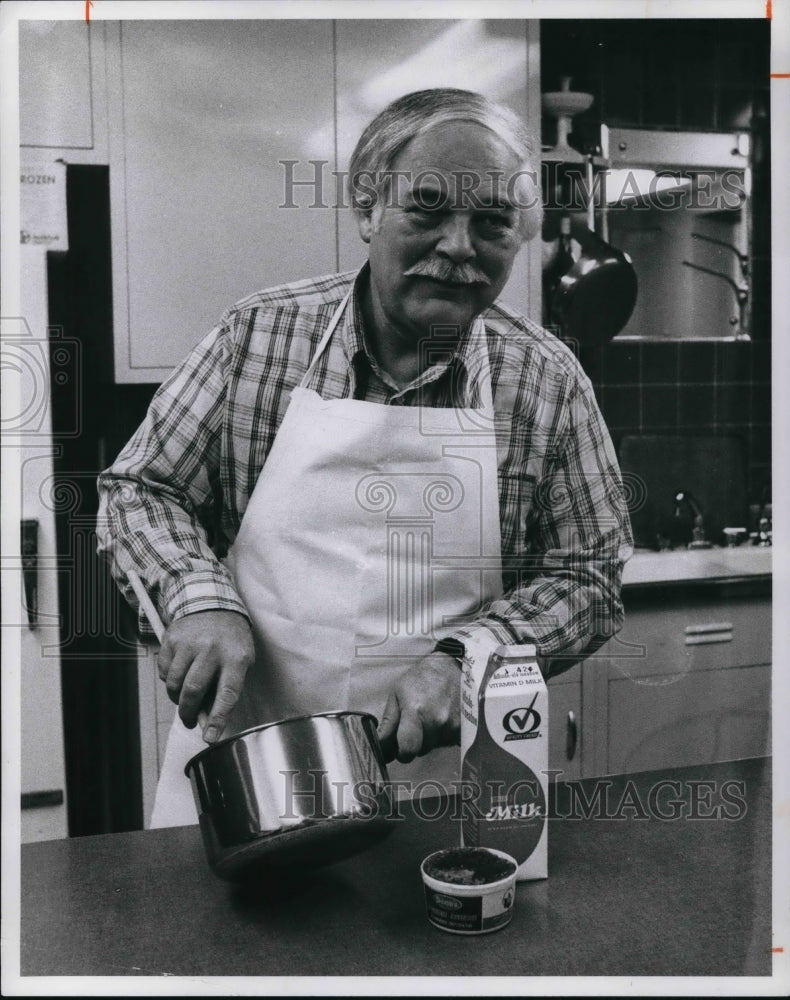 1974 Press Photo Robert Snook Cleveland Play House Director in his Kitchen - Historic Images