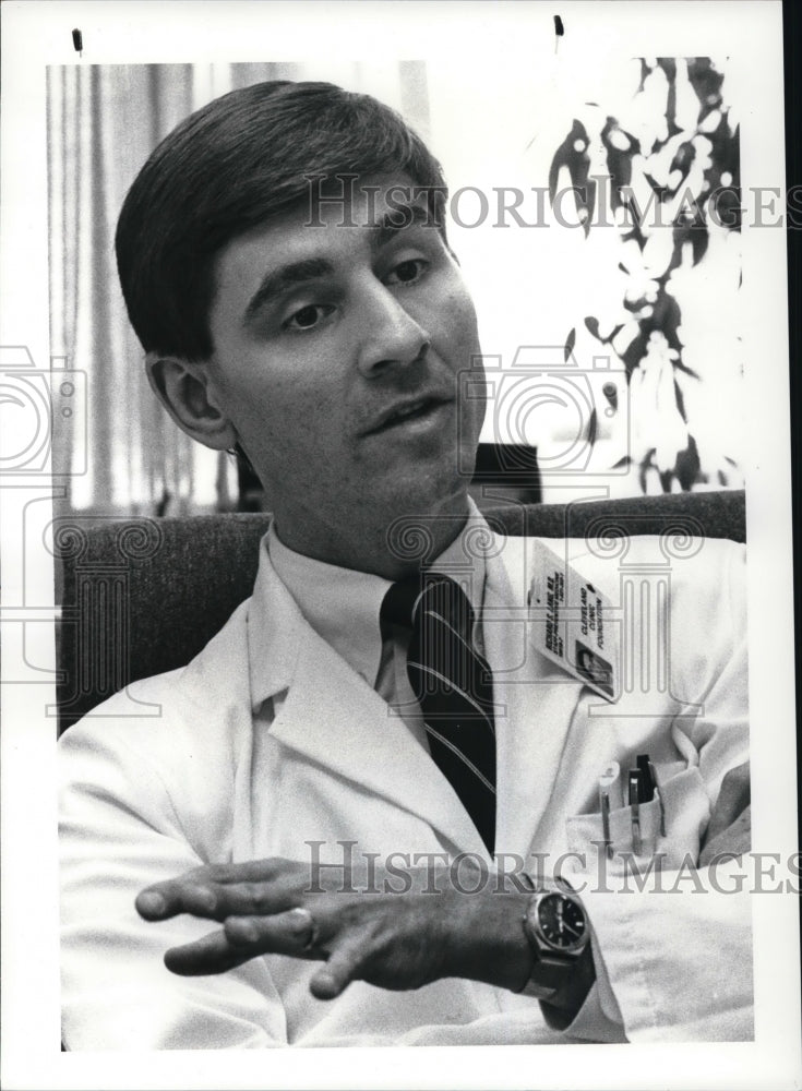 1987, Dr. Richard S. Lang of Cleveland Clinic - cva24047 - Historic Images