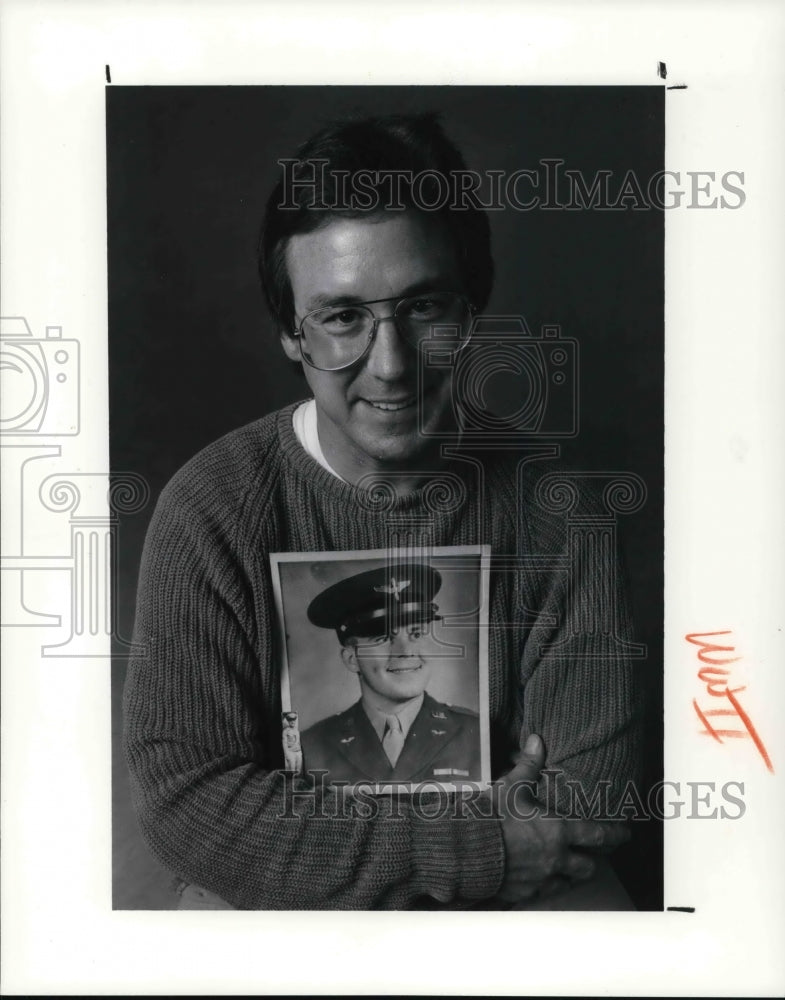 1991 Press Photo Tom Kacurko with his father's portrait - Historic Images