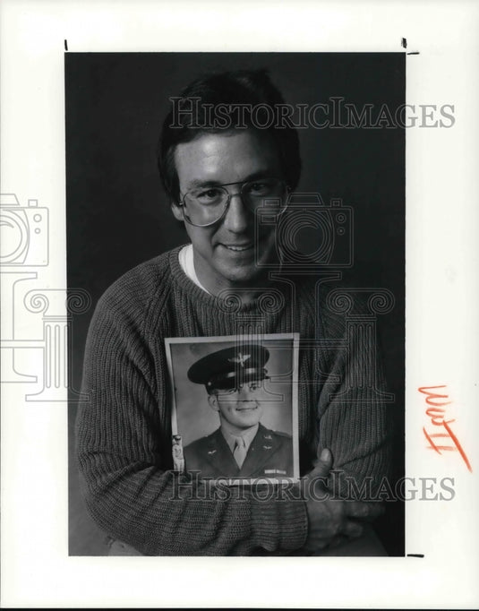 1991 Press Photo Tom Kacurko with his father's portrait - Historic Images