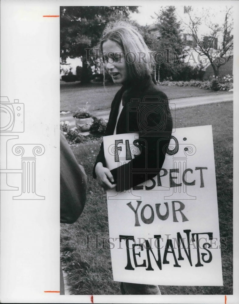 1978 Press Photo Vikie Kowan picket line in front of her Landlord Home - Historic Images