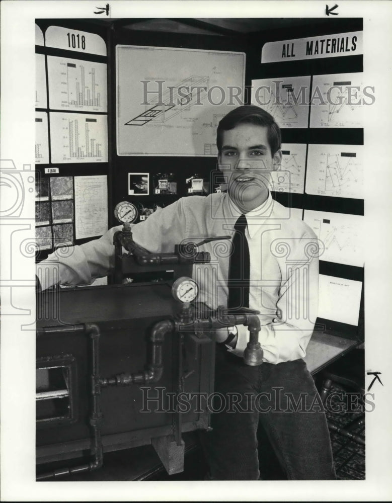 1987 Press Photo Matthew Kowalski winner of Scholarship with his invention - Historic Images