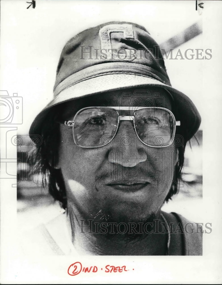 1983 Press Photo Tony Laughing, Crew Chief of Indian steel erectors - Historic Images