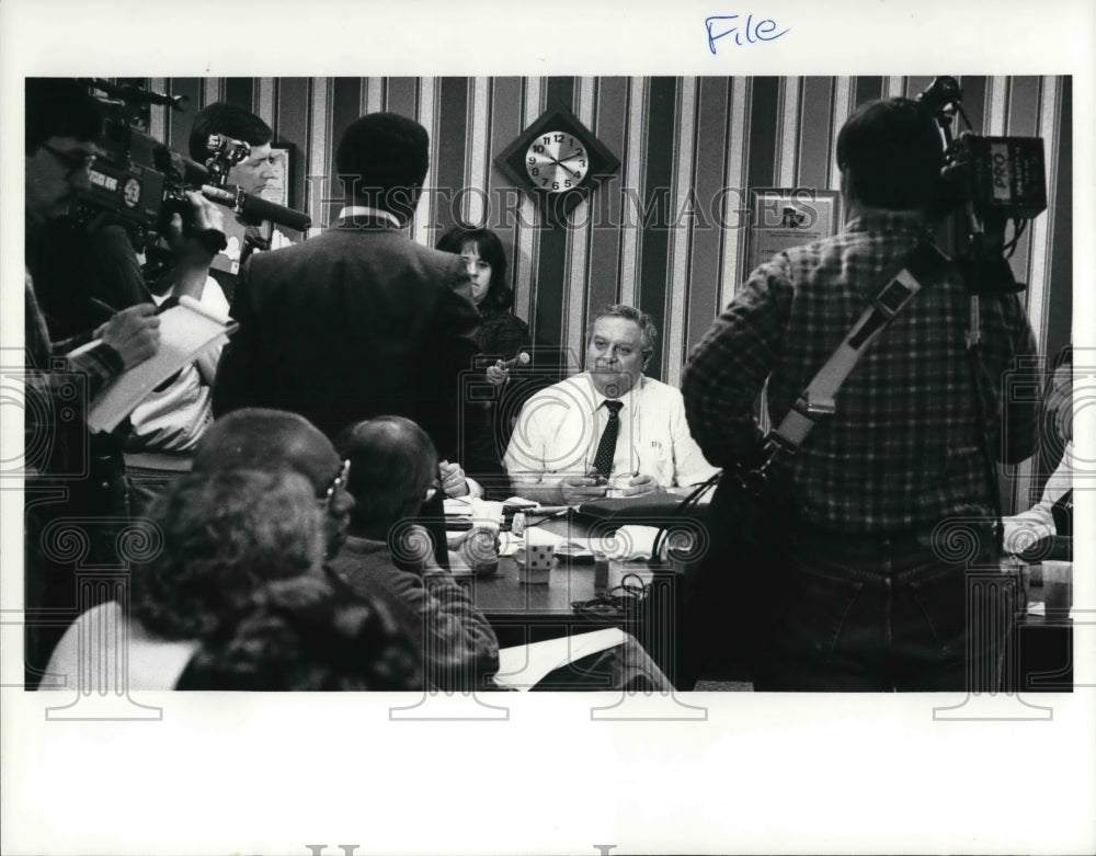 1988 Press Photo Eugene Kolach of Teacher Union holds Press Conference - Historic Images