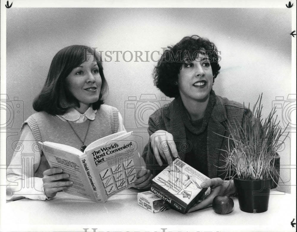 1985 Press Photo Zee Ann Komaransky and Linda Lackney, Authors for Food Book - Historic Images