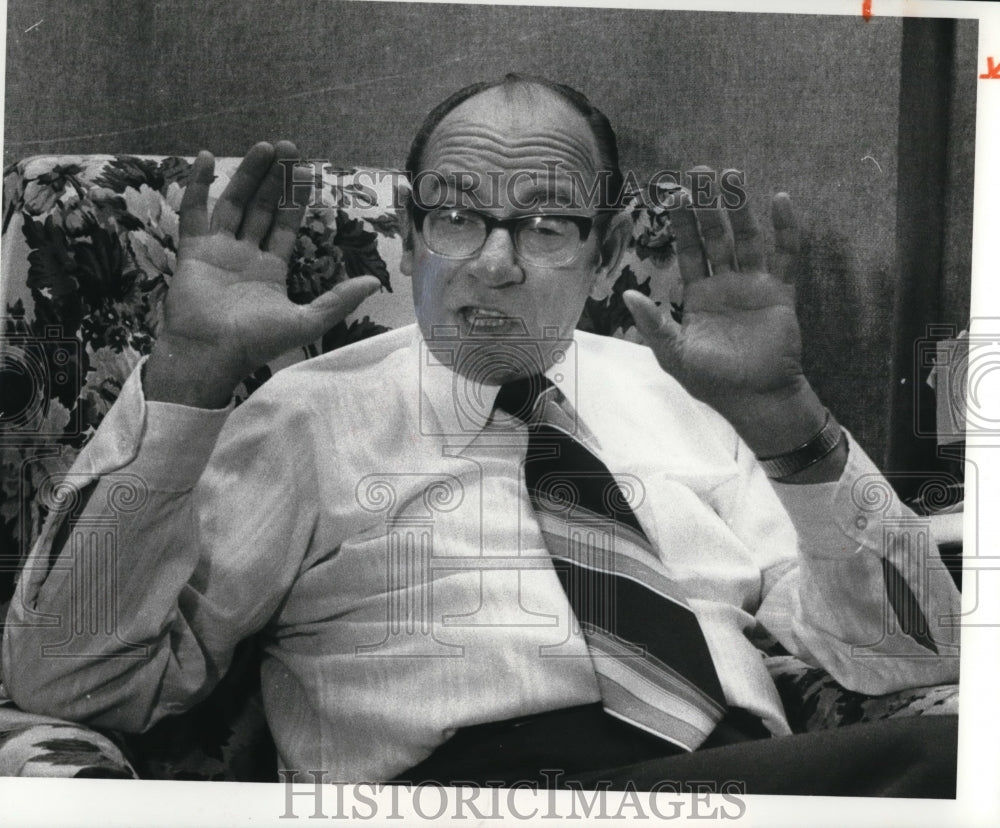 1980 Press Photo Robert Rondrat - 29121 Chardon Rd. Wilby Hills, Leader petition - Historic Images