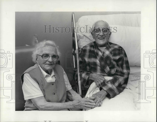 1984 Press Photo William Knobel and wife, Bertha - Historic Images