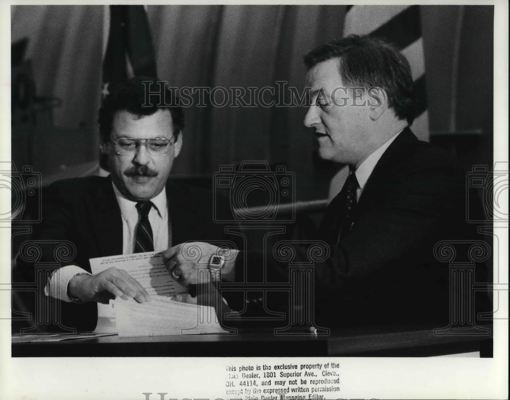 1988 Press Photo Gov. Richard F. Celeste, John Klineberg - Historic Images
