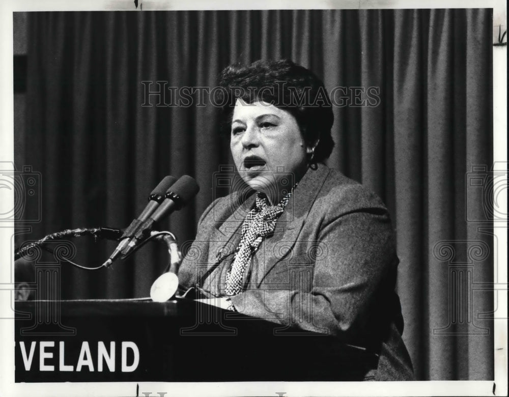 1985 Press Photo Cleveland City Club, Rosanne Kloss speaks - Historic Images