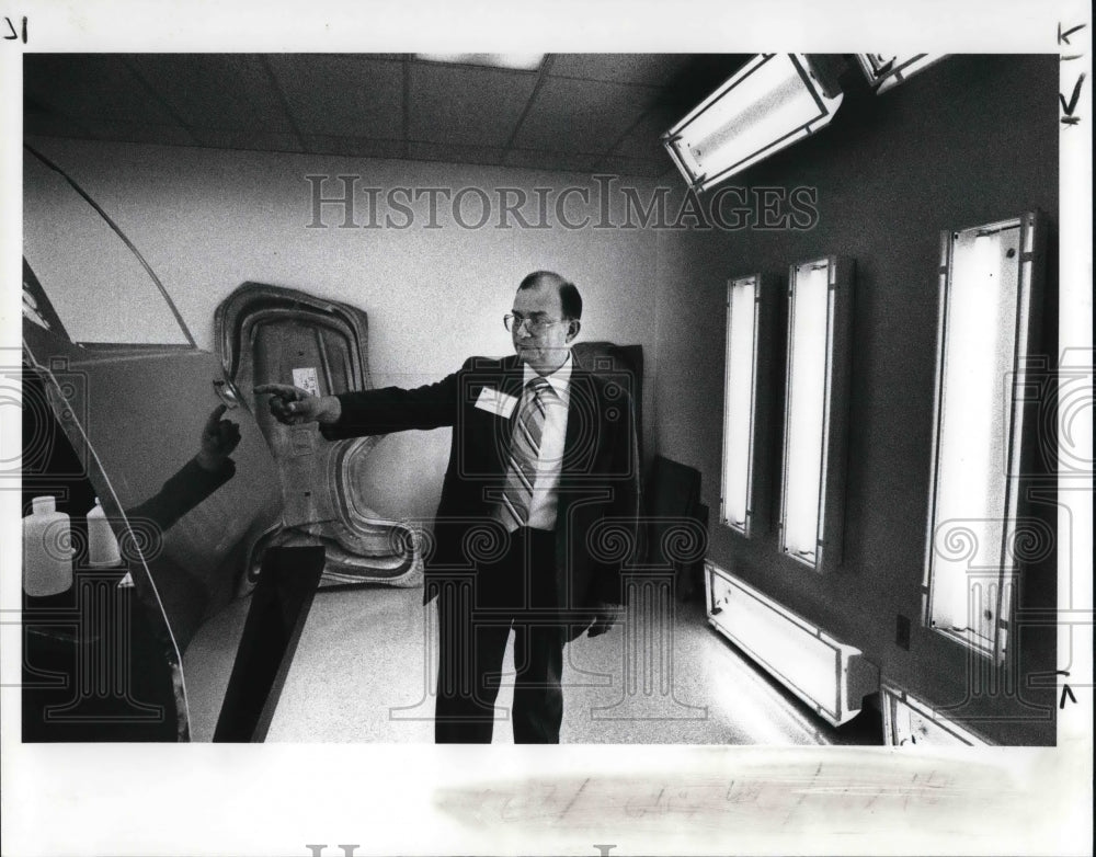 1989 Press Photo George J. Klems in Green Room at LTV Steel Technical Center - Historic Images