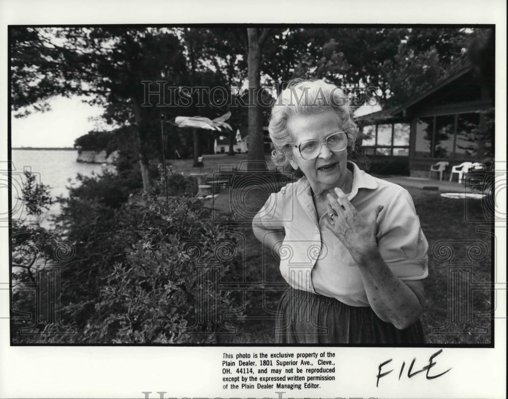 1988 Press Photo Winifred Kline at Her House in Bay Village - Historic Images