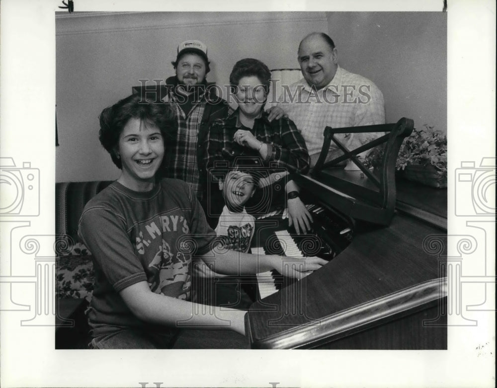 1985 Press Photo Carol Klinar with Family - Historic Images