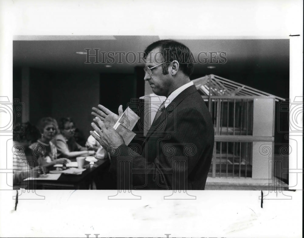 1989 Press Photo Charles Kittle Instructs Modern Home Construction Workshop - Historic Images