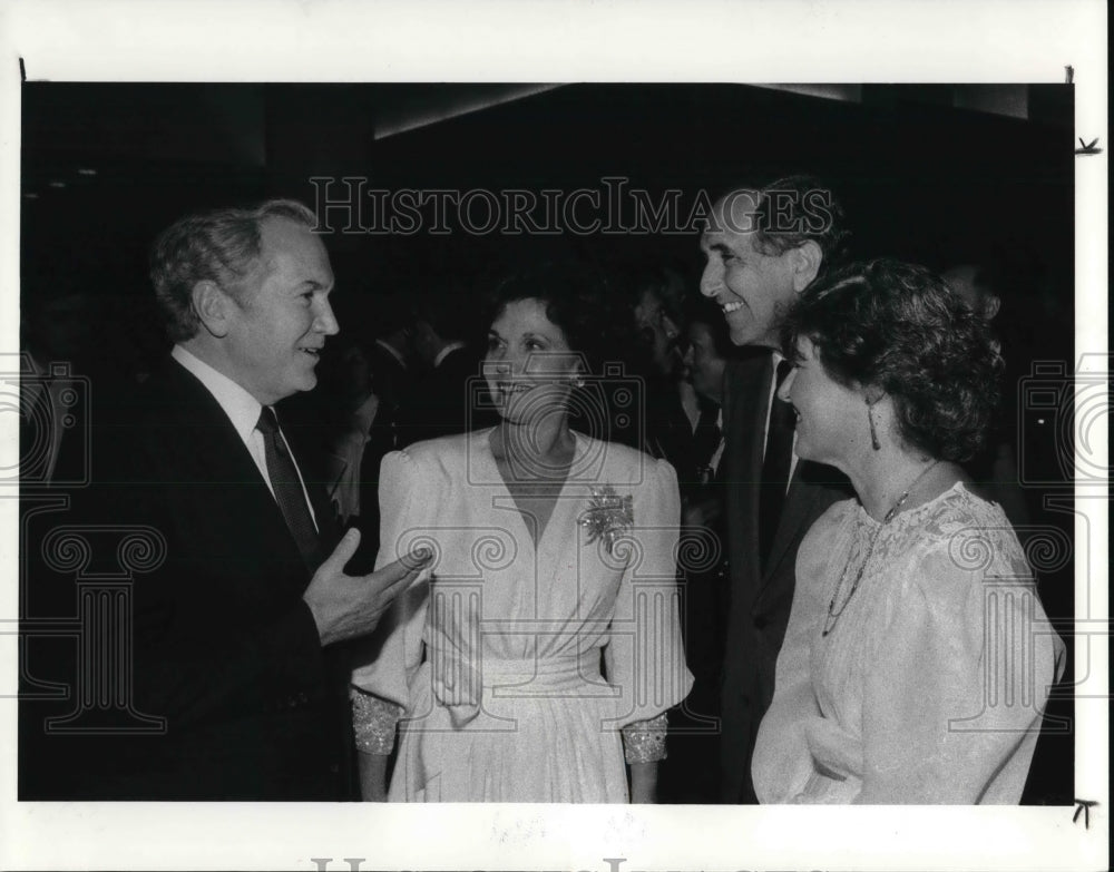 1985 Press Photo Dr. and Mrs. William Kiser with Mr. and Mrs. Cesar Pelli - Historic Images