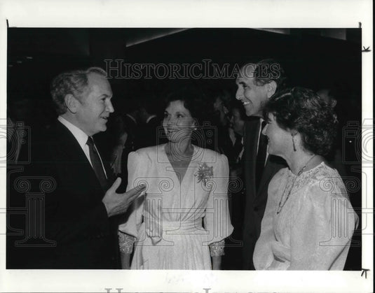 1985 Press Photo Dr. and Mrs. William Kiser with Mr. and Mrs. Cesar Pelli - Historic Images