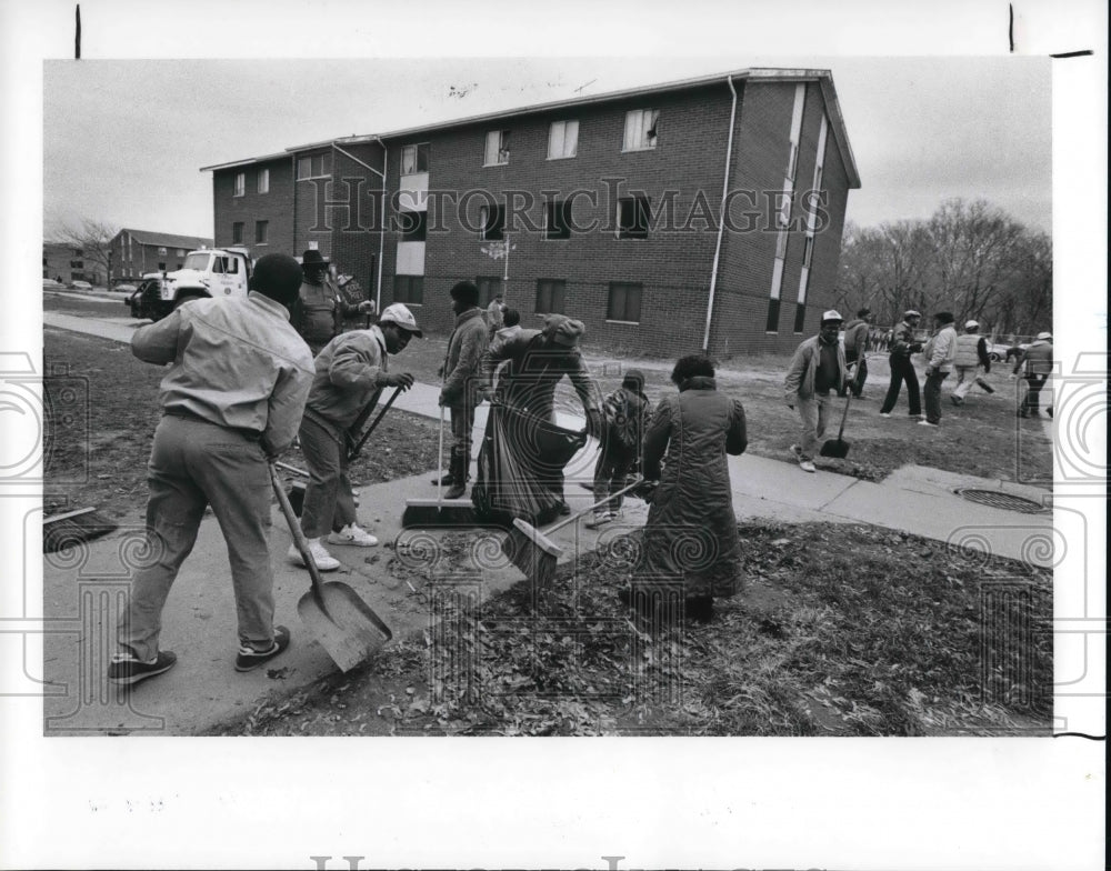 1988 Press Photo King Kennedy estates clean up program - Historic Images