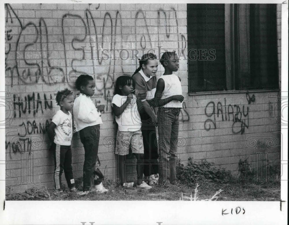 1988 Press Photo Kids watch other kids enter Church of Nazarene Booknmobile - Historic Images