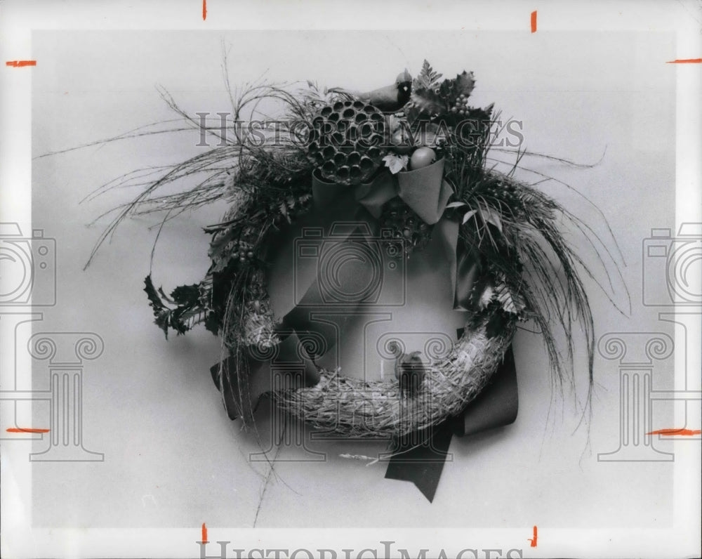 1976 Press Photo The straw wreath with exotic dried flowers and leaves - Historic Images