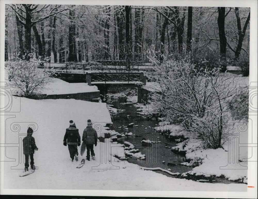 1977 Press Photo Jeff Sawyer, Rebecca Sawyer and Jenny Stone at a winter weather - Historic Images