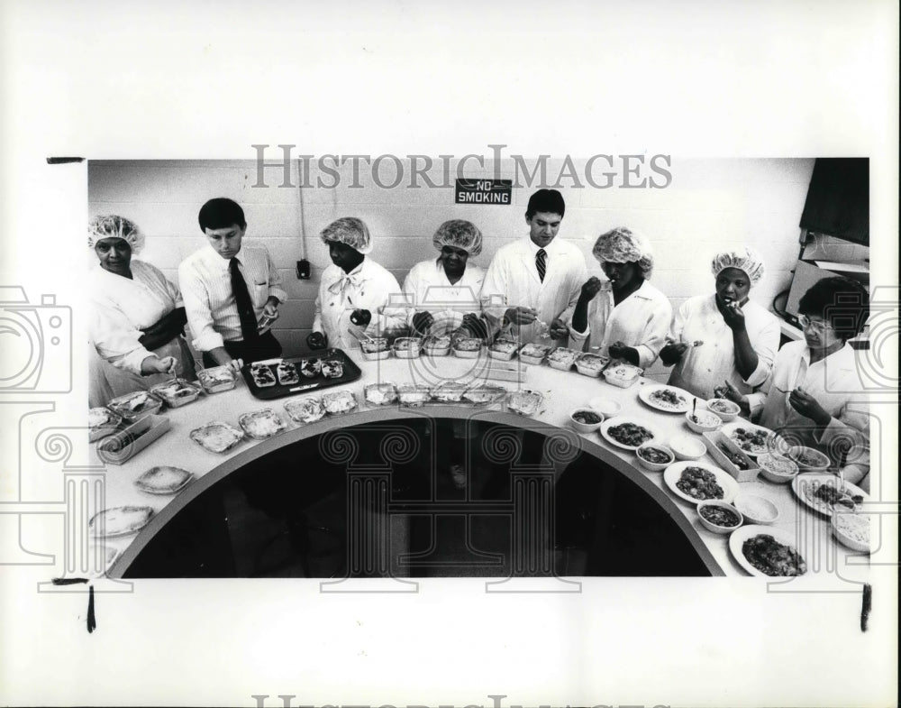 1985 Press Photo The Stouffers Frozen Goods employees, staffs and plant manager - Historic Images