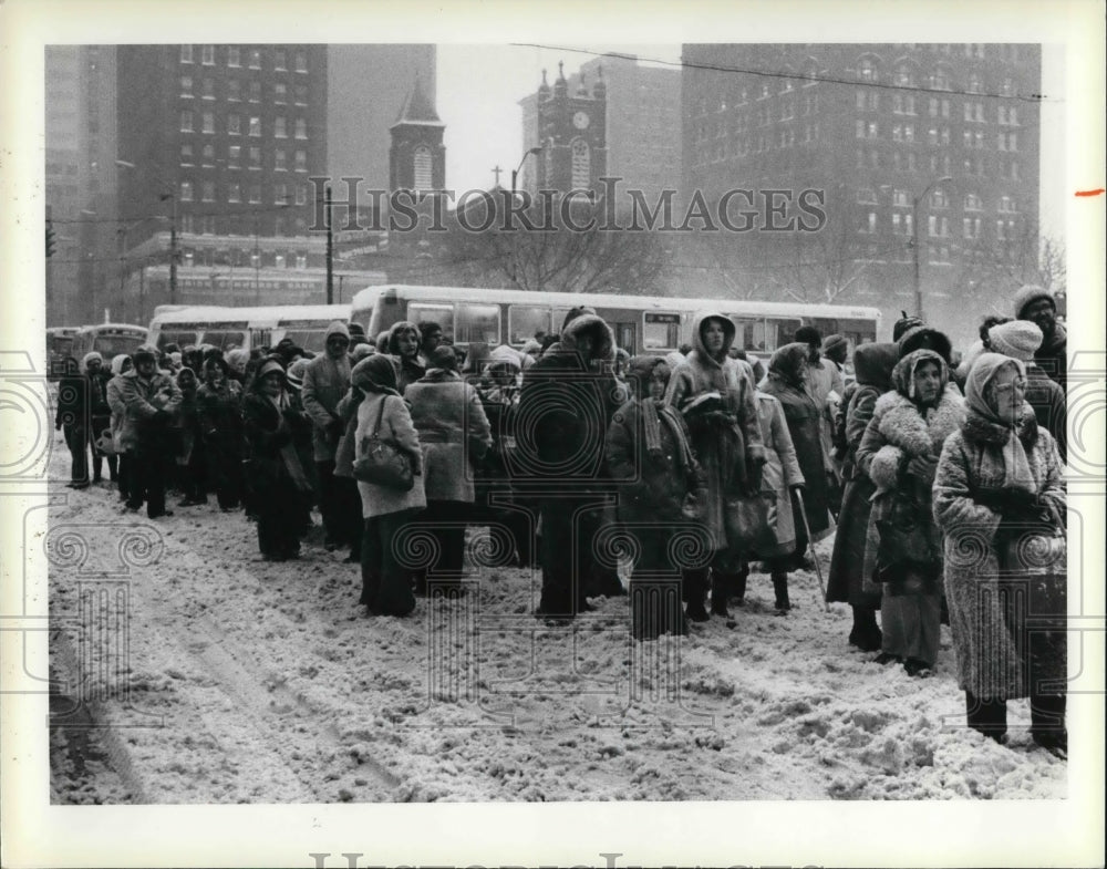 1979 Press Photo The bus passengers at a cold winter afternoon - Historic Images