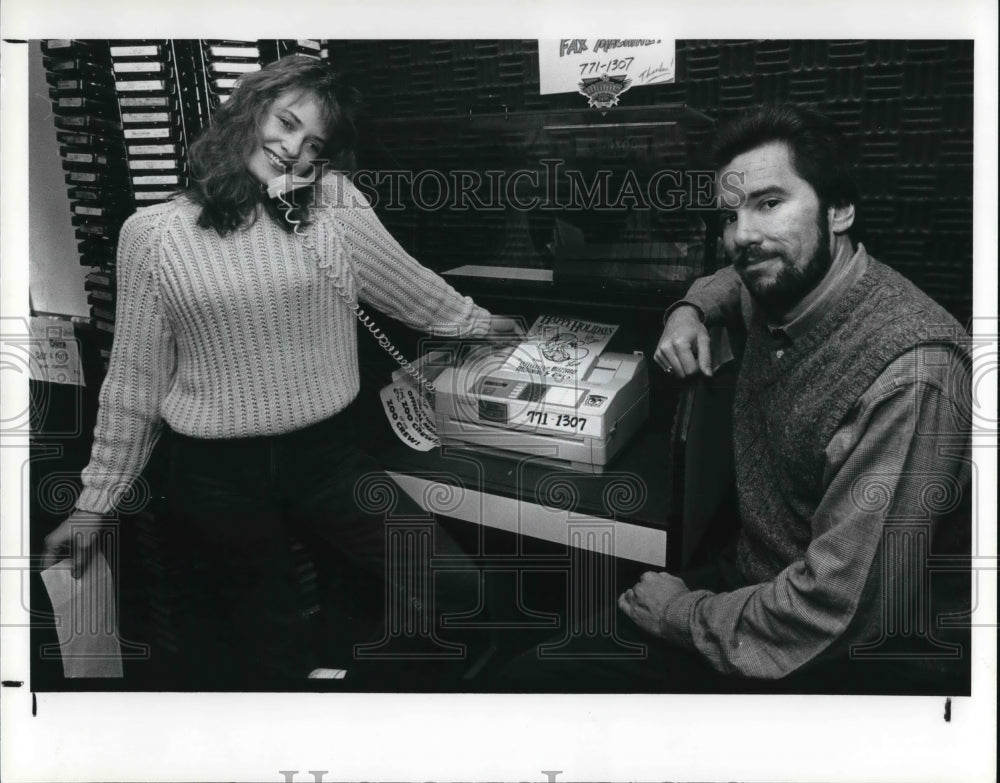 1988 Press Photo Lisa Dillon and Jeff Kinzbach at the radio station studio - Historic Images