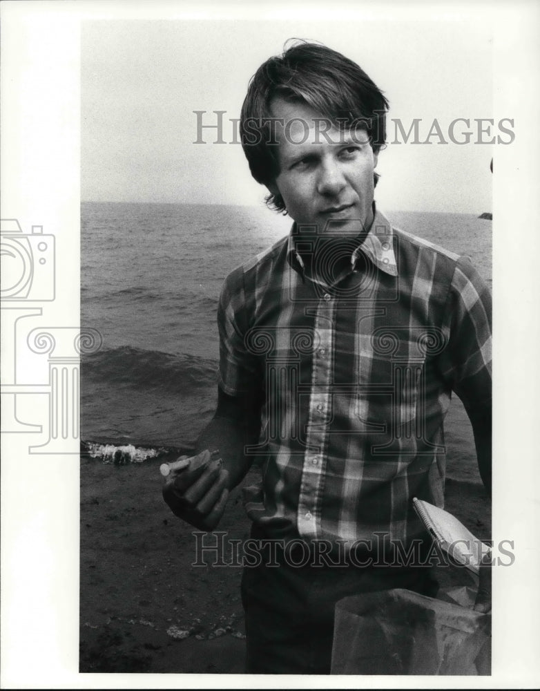 1988 Press Photo Craig Kleinhenz w/ the EPA shows syringes he found on the beach - Historic Images