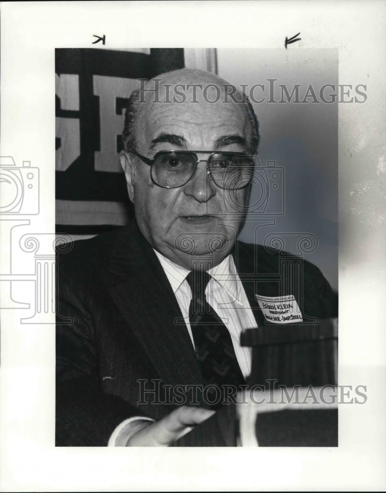 1986 Press Photo Erwin L. Klein speaking at BW debate at Syouffers - Historic Images