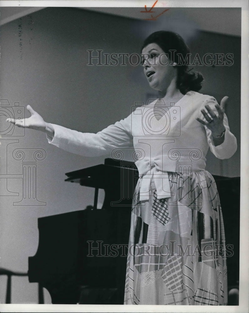 1972 Press Photo Janet Wilburn Akron, soprano singer - Historic Images