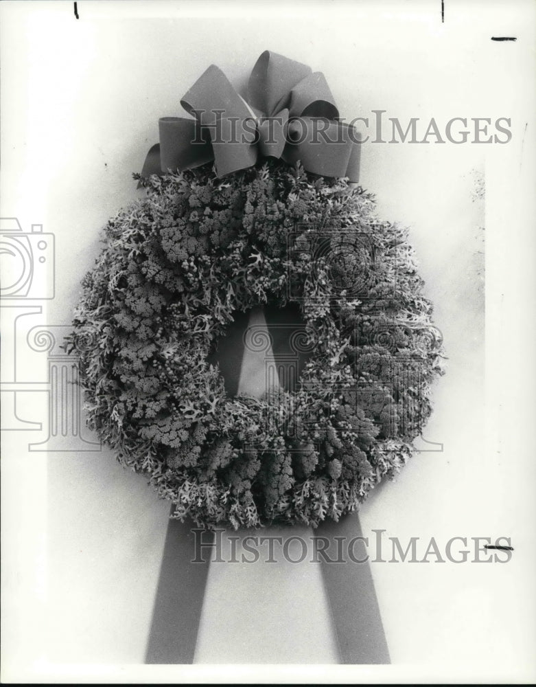 1984 Press Photo  Christmas wreath at the Beck center - Historic Images