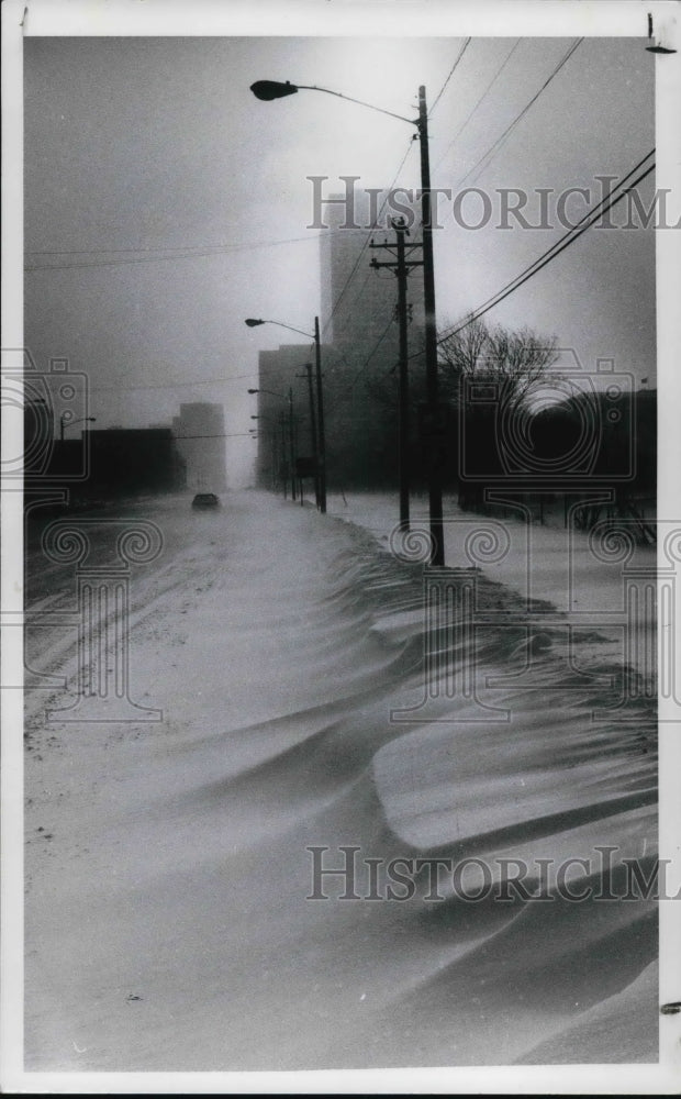 1977 Press Photo Gusty winds along E. ninth street - Historic Images