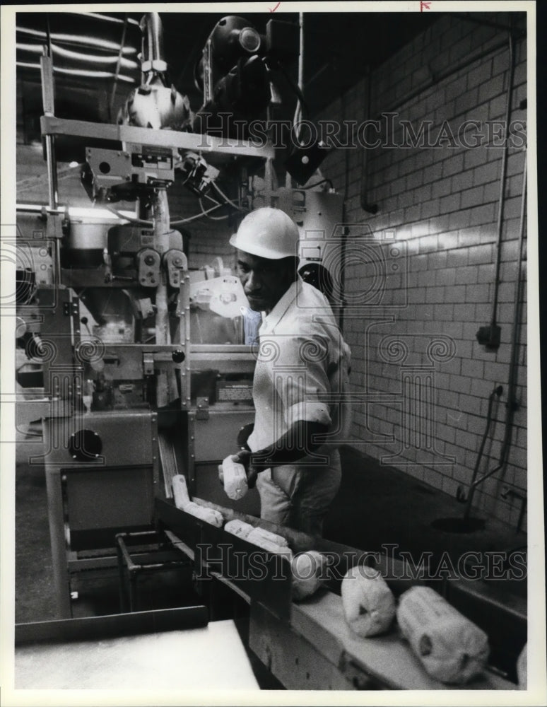 1979 Press Photo Alfred Edwards at the Crayton sausage automatically grinding it - Historic Images