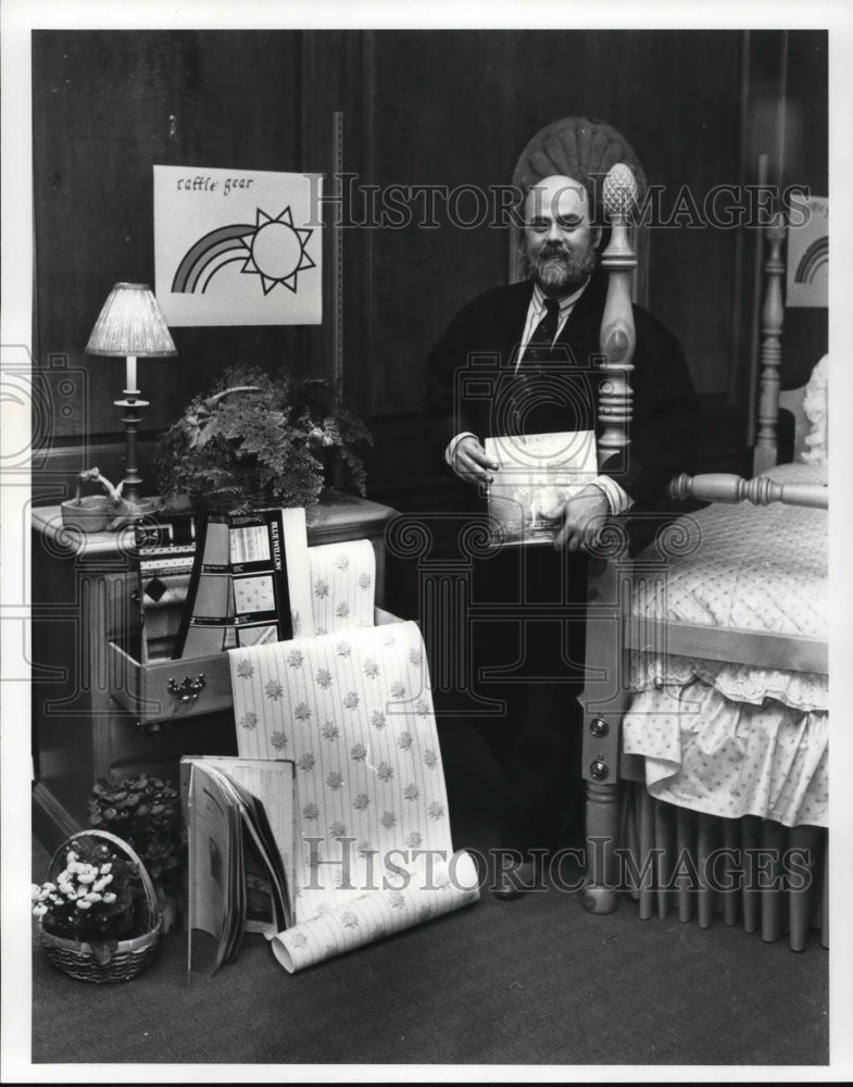 1987 Press Photo Raymond Waites on home furnishing - Historic Images