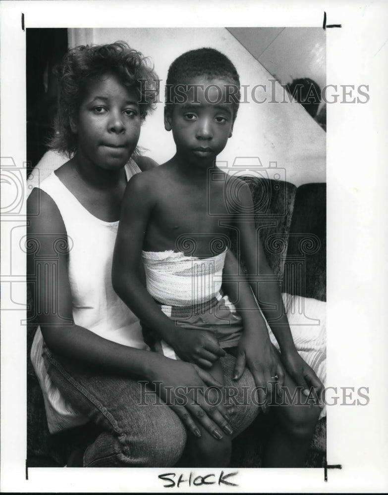 1989 Press Photo Mother Darlene with son, Michael who suffered electric wires - Historic Images