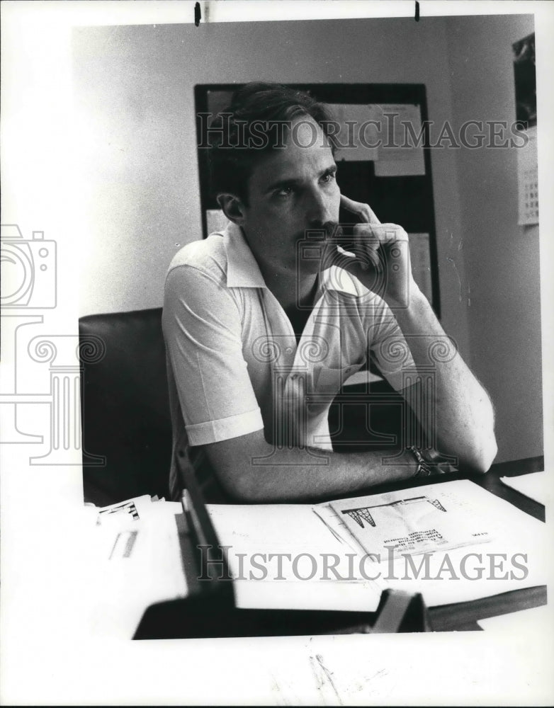 1982 Press Photo Bill Kinney of Copter Tour Brine Disposal South Eastern Ohio. - Historic Images