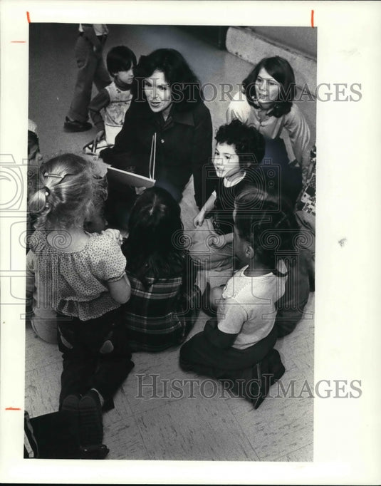 1980 Press Photo Miss Mary E. King with Kids, Vista/Action - Historic Images