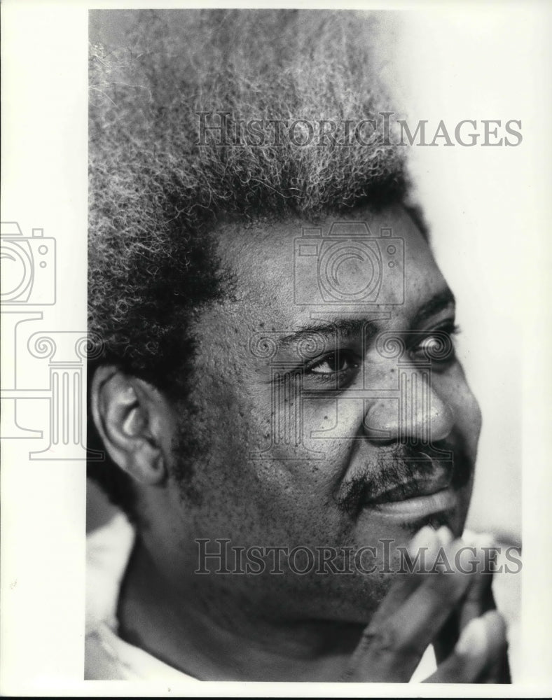1988 Press Photo Boxing Promoter Don King in Cleveland City Hall - cva24500 - Historic Images