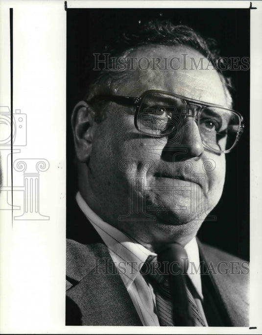 1988 Press Photo Eugene Kolach Pres. of Cleveland Teachers Union. - Historic Images