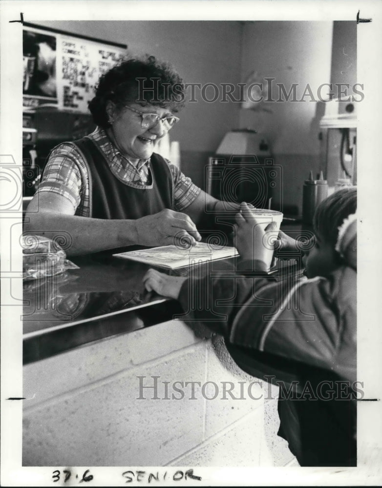 1988 Press Photo Louise Komisarz, 74-year-old senior citizen - Historic Images