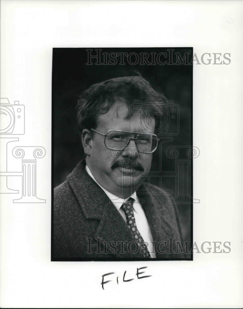 1989 Press Photo Alan D. Klonowski, system forester for CEI - Historic Images