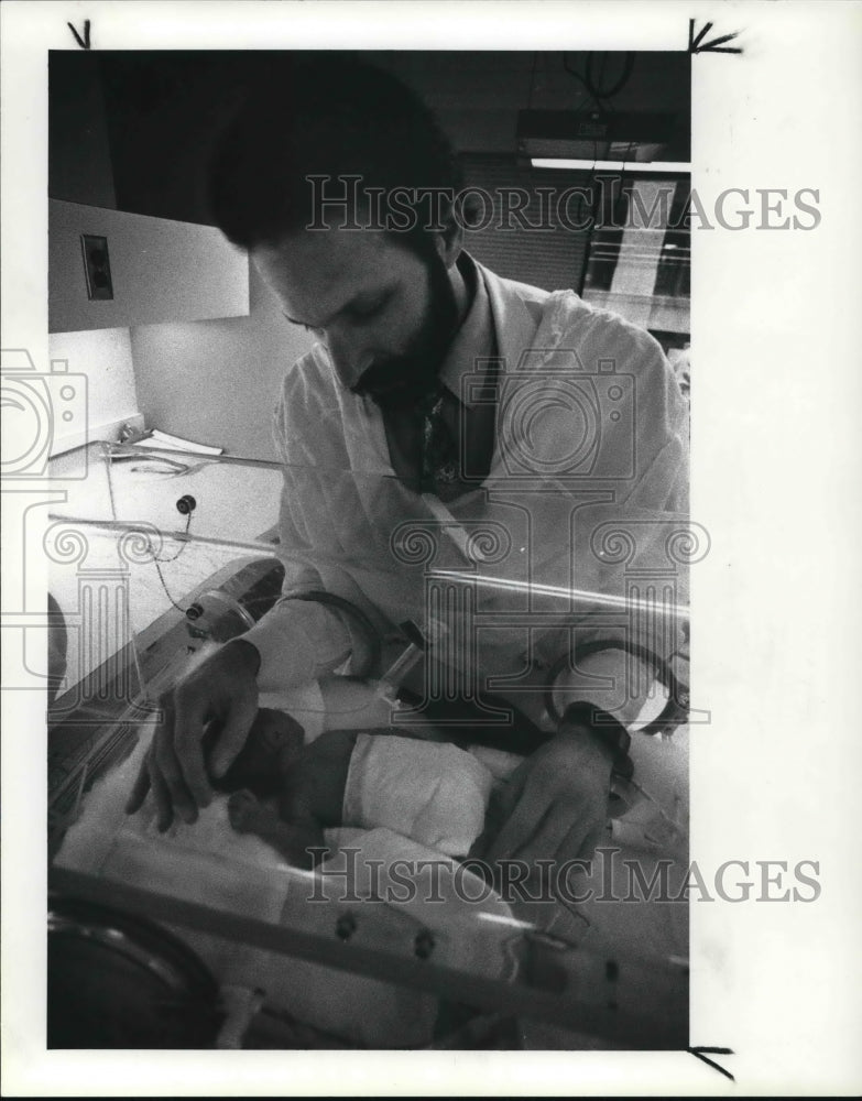 1989 Press Photo Dr. Robert M. Kliegman, University Hospitals - Historic Images